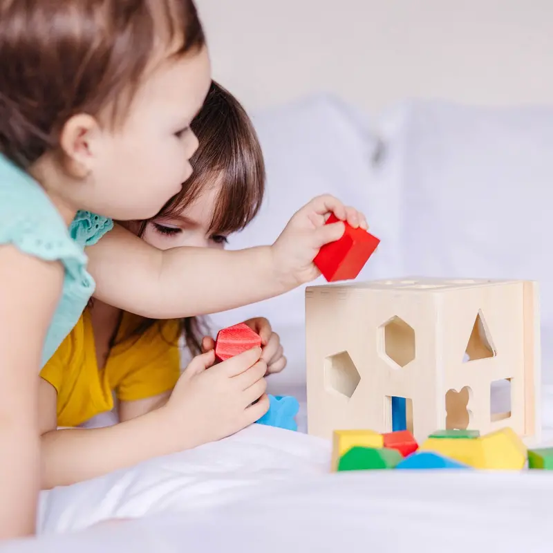 Melissa & Doug Multifarvet Sorteringskasse Kube Træ 2